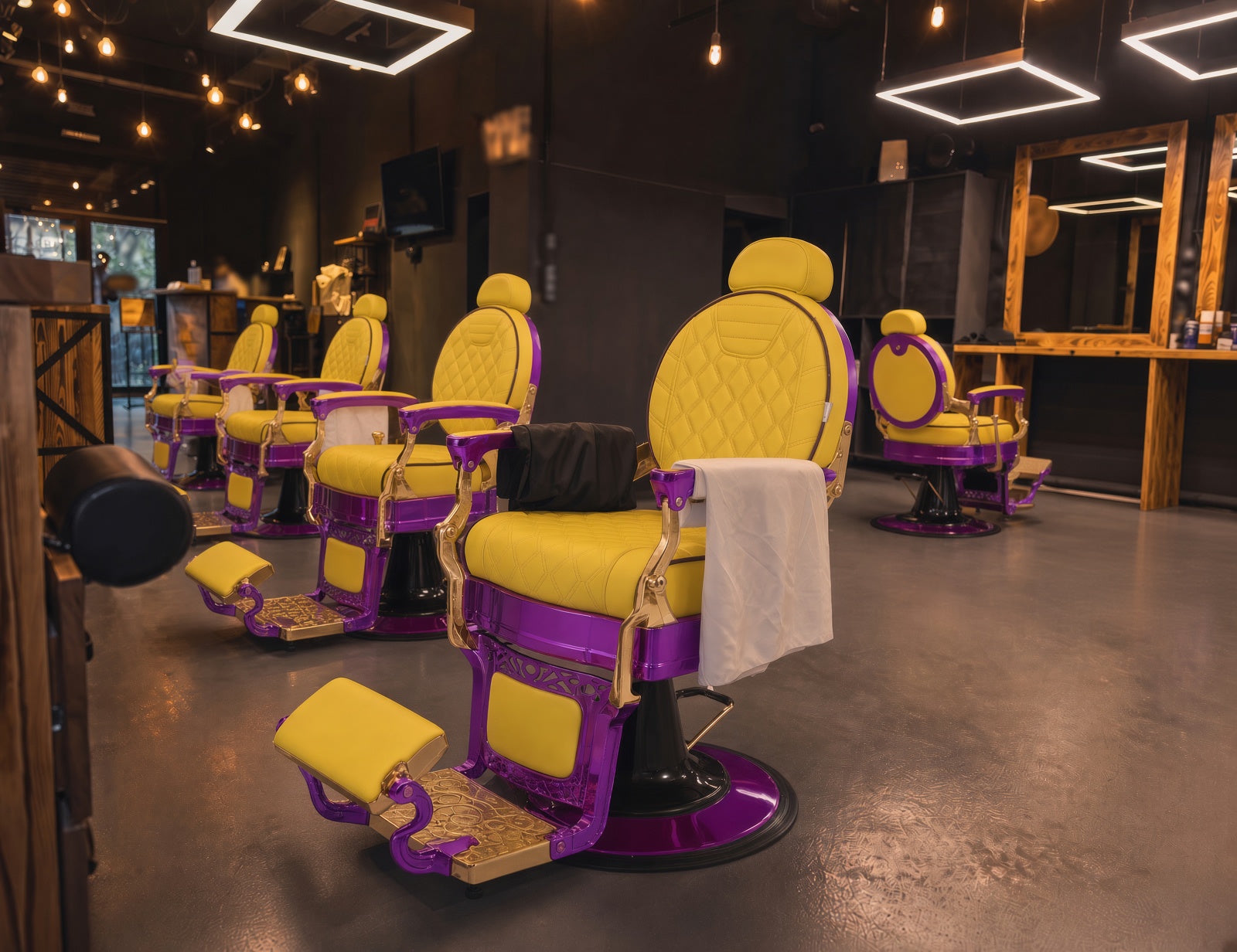 #5885 Vintage Hydraulic Barber Chair – 450 lb Capacity, 360° Swivel & 135° Recline Regal Purple / Golden Yellow
